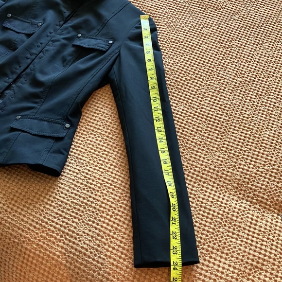 Fabulous Elie Tahari black jacket w/great lines&stitch detail & hook&eye closure - Picture 14 of 16